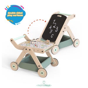 Könnte beinhalten: Holz-Lauflernwagen mit doppelseitigen Spielflächen. Eine Seite ist eine Tafel mit Zahlen und Buchstaben, die andere eine Straßenkarte mit Spielzeugautos. Er hat eine hellgrüne Aufbewahrungsbox und Räder.