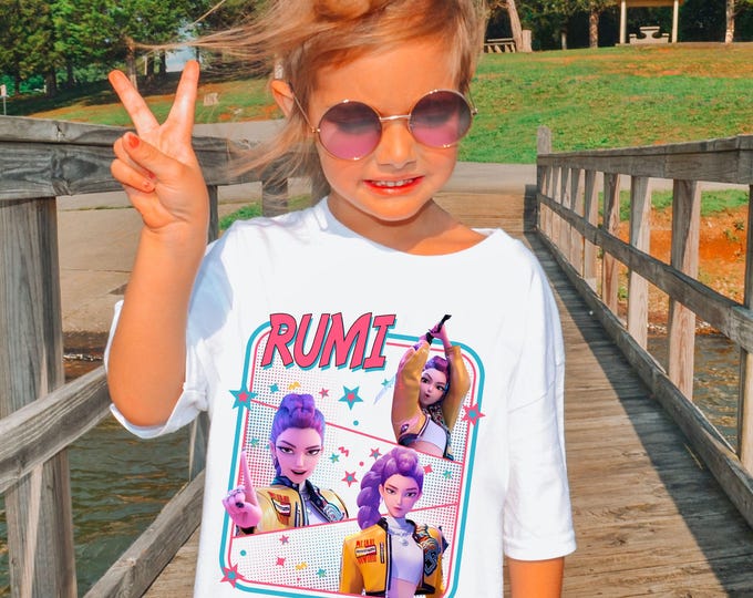 Camiseta KPop Demon Hunters Huntrix Rumi - Merchandising Oficial Licenciado - Estilo Colegial
