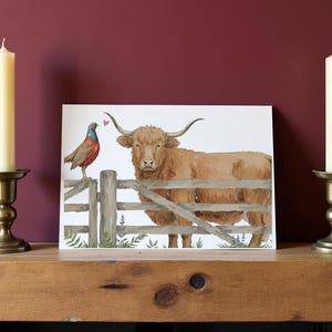 Biglietto d'auguri con mucca delle Highlands e fagiano - Illustrazione di fauna selvatica ad acquerello da 6 x 4 pollici