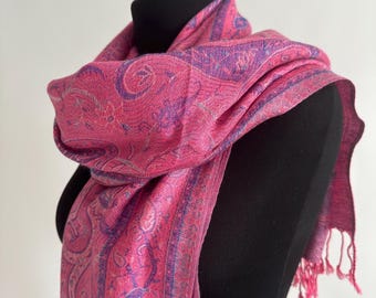 Magenta Paisley Schal aus Seidenmischung: Leichter, eleganter Schal