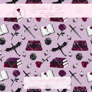 Può includere: Un motivo lilla chiaro con illustrazioni di libri, rose, pugnali, bottiglie di pozioni, calderoni e draghi. Il testo "Enchanted Pages: Dark Tales" è visualizzato in basso. Il design include il testo "Willow & Co. Crafted".