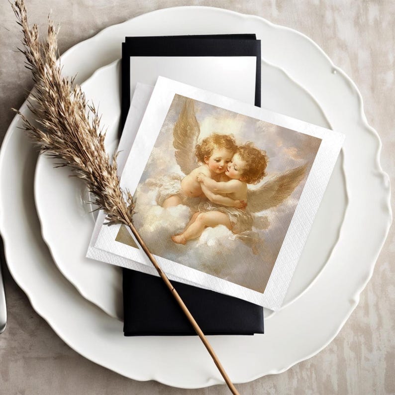 Może przedstawiać: Dekoracja stołu z białym talerzem o falistych krawędziach, czarną kopertą i kwadratową serwetką z ilustracją cherubina. Suszona łodyga rośliny dodaje naturalnego elementu do aranżacji.