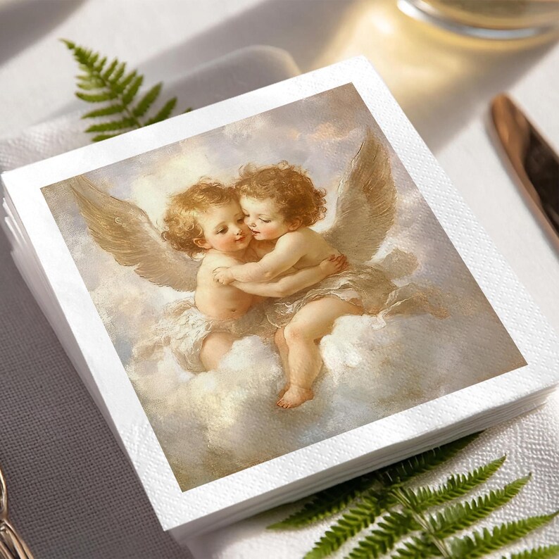 Może przedstawiać: Stos białych papierowych serwetek z klasycznym obrazem dw&oacute;ch cherubin&oacute;w obejmujących się na chmurze. Cherubiny mają kręcone brązowe włosy i skrzydła, na tle miękkiego, pochmurnego tła.