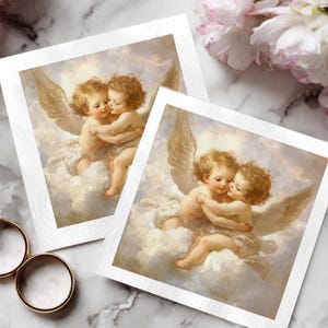 Może przedstawiać: Dwie kwadratowe serwetki papierowe z zabytkowym obrazem obejmujących się cherubin&oacute;w. Cherubiny mają kręcone brązowe włosy, skrzydła i są umieszczone na tle chmur. Serwetki są białe z ozdobną obw&oacute;dką.