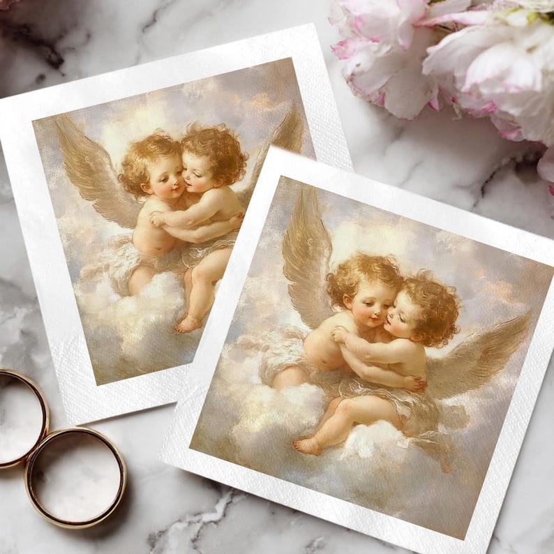 Może przedstawiać: Dwie kwadratowe serwetki papierowe z zabytkowym obrazem obejmujących się cherubin&oacute;w. Cherubiny mają kręcone brązowe włosy, skrzydła i są umieszczone na tle chmur. Serwetki są białe z ozdobną obw&oacute;dką.