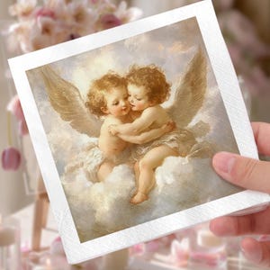 Może przedstawiać: Kwadratowa papierowa serwetka z klasycznym obrazem dw&oacute;ch cherubin&oacute;w obejmujących się na chmurze. Cherubiny mają kręcone brązowe włosy, skrzydła i są ubrane w białą szmatkę. Tło to miękkie, pastelowe niebo.