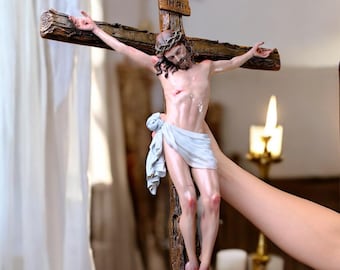 Crucifijo de Jesús pintado a mano / Cruz católica de pared hecha a mano (65 x 44 cm)