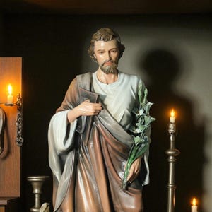 Handgeschilderd Sint-Jozefbeeld met lelie: antiek beeldje van steen en hars (43 cm)