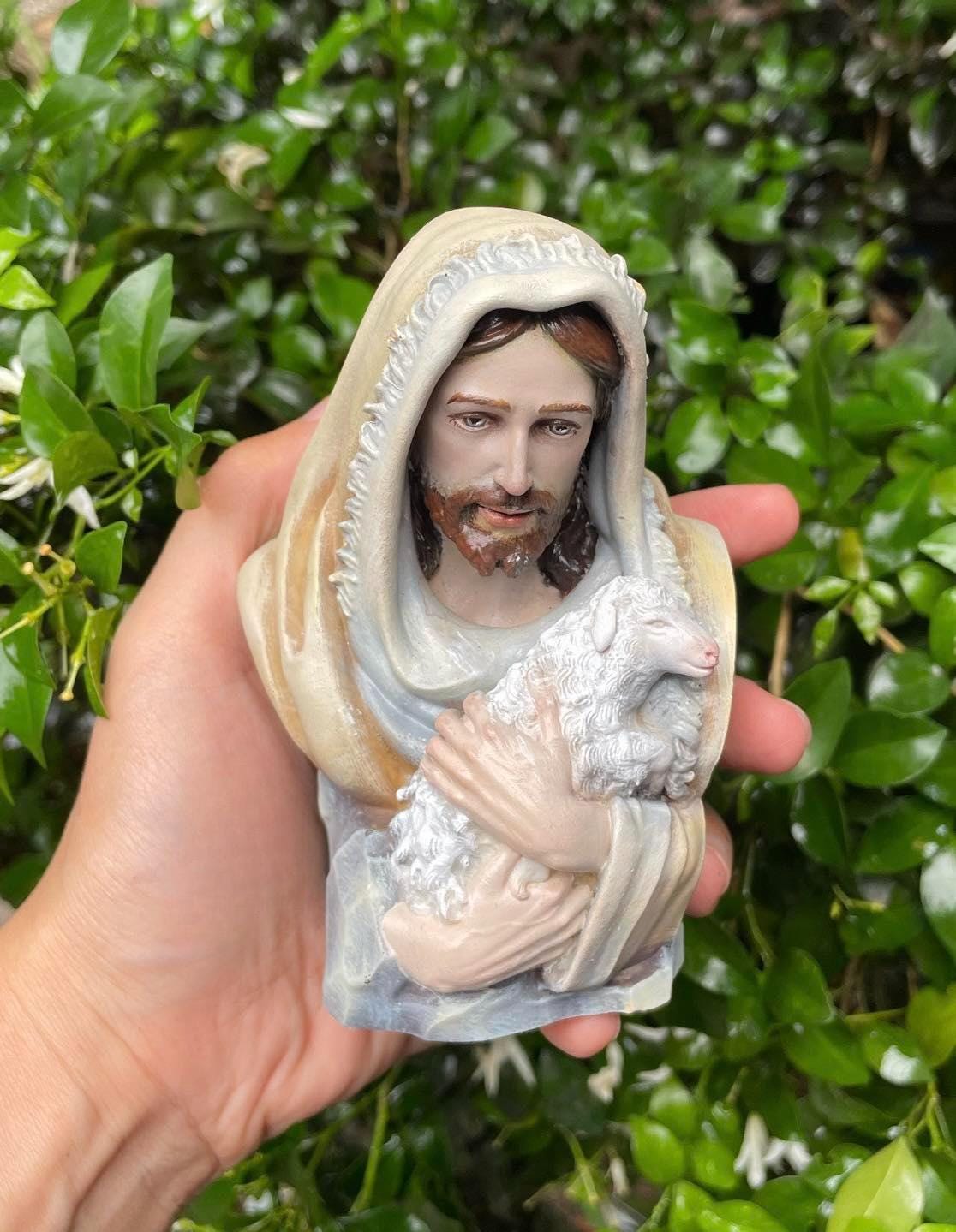 Half body statue of Jesus, suitable for display on cars, Catholic gifts, home decoration, living room, religious spirituality