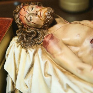 Statue de la mise au tombeau de Jésus fabriquée à la main : figurine catholique de style antique image 20