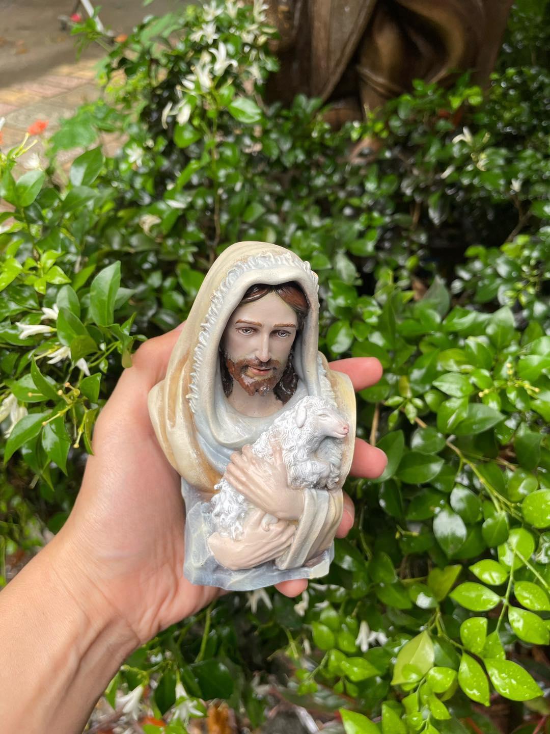 Half body statue of Jesus, suitable for display on cars, Catholic gifts, home decoration, living room, religious spirituality
