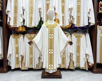 Casula cattolica realizzata a mano: paramento sacerdotale personalizzato con ricami.