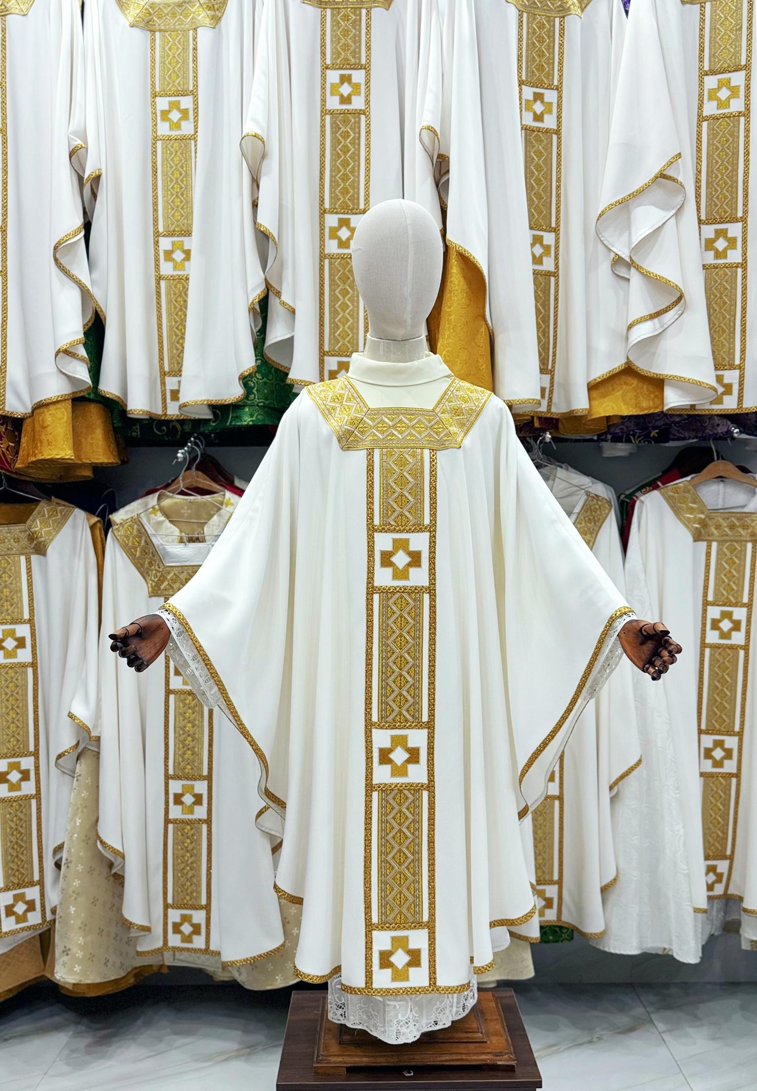Vêtements Liturgiques Catholiques : Chasubles Et Tenues De Prêtre