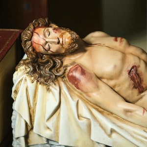 Statue de la mise au tombeau de Jésus fabriquée à la main : figurine catholique de style antique image 4