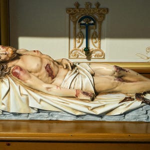Statue de la mise au tombeau de Jésus fabriquée à la main : figurine catholique de style antique image 2