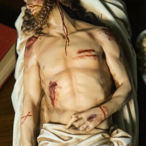 Statue de la mise au tombeau de Jésus fabriquée à la main : figurine catholique de style antique image 3