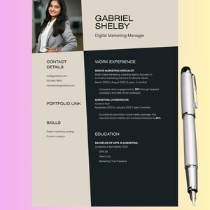 Könnte beinhalten: Eine Lebenslaufvorlage mit einem professionellen Porträt, Kontaktdaten und Berufserfahrung. Der Lebenslauf hebt Fähigkeiten in digitaler Marketingstrategie und Content-Erstellung hervor. Ein silberner Stift befindet sich auf der rechten Seite.
