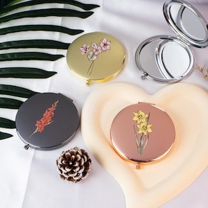 Geburts Blume Taschenspiegel - Personalisierter Blumen Taschenspiegel mit Namen, Geburtstagsgeschenk für Sie, Freundin, Schwester, Brautjungfer, Self-Care Geschenk