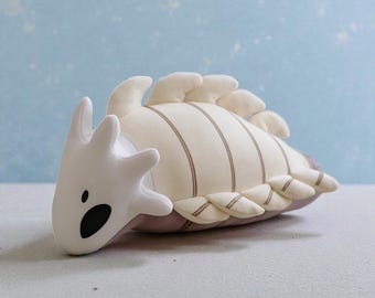 Hollow Knight Silksong Clock Beast Plysch, Mjuk Gosedjursdocka, Gentle Creature Plyschleksak, Indie Game Character Samlarobjekt