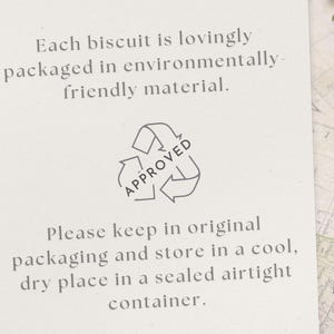 Peut inclure: Gros plan sur une carte blanche avec du texte concernant l'emballage des biscuits. Le texte mentionne des mat&eacute;riaux respectueux de l'environnement et des instructions de stockage. Un symbole de recyclage avec "APPROUV&Eacute;" est visible.