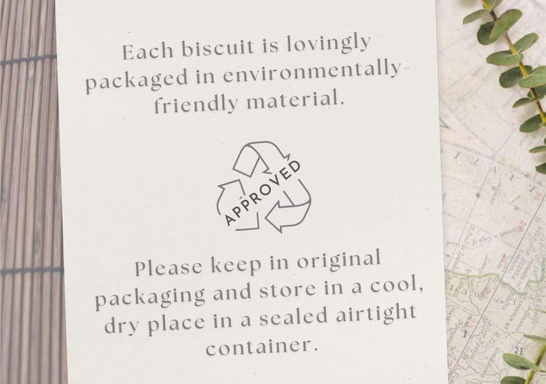 Peut inclure: Gros plan sur une carte blanche avec du texte concernant l'emballage des biscuits. Le texte mentionne des mat&eacute;riaux respectueux de l'environnement et des instructions de stockage. Un symbole de recyclage avec "APPROUV&Eacute;" est visible.
