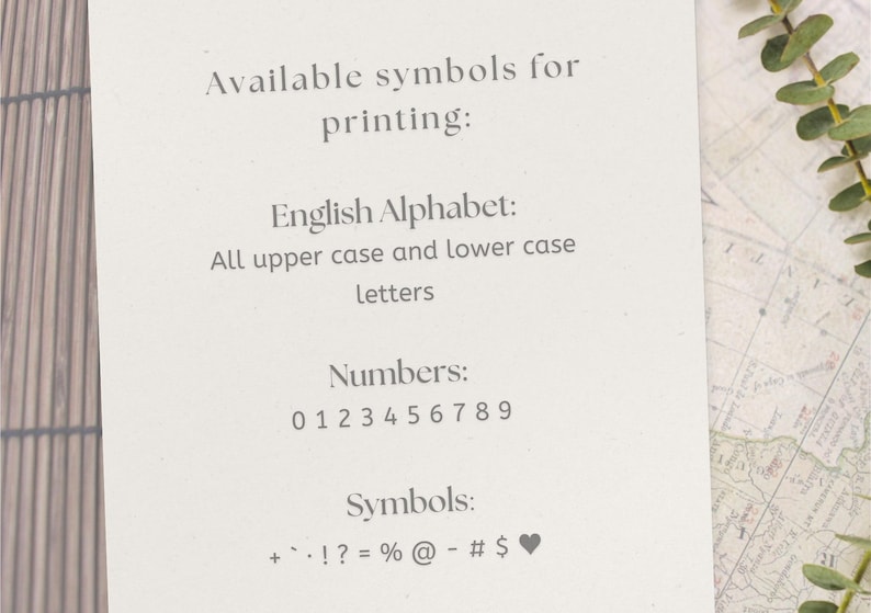 Peut inclure: Une carte blanche avec du texte &eacute;num&eacute;rant les symboles disponibles pour l'impression, y compris l'alphabet anglais, les chiffres 0-9 et des symboles tels que +, -, !, ?, =, %, @, -, #, $, et un c&oelig;ur.