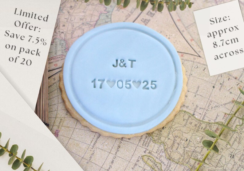 Peut inclure: Un biscuit bleu clair avec les initiales "J&T" et la date "17 05 25" estampill&eacute;es. Le biscuit mesure environ 8,7 cm de diam&egrave;tre. L'image contient &eacute;galement le texte "Offre limit&eacute;e : &Eacute;conomisez 7,5 % sur un lot de 20."