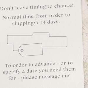 Peut inclure: Une carte de couleur claire avec le texte &laquo; Ne laissez pas le timing au hasard ! &raquo; et &laquo; D&eacute;lai normal de la commande &agrave; l'exp&eacute;dition : 7 &agrave; 14 jours. &raquo; La carte comprend &eacute;galement un sch&eacute;ma d'une &eacute;tiquette et un message concernant la commande &agrave; l'avance.