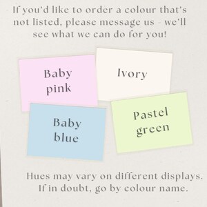 Peut inclure: L'image pr&eacute;sente quatre post-it avec des noms de couleurs : Rose b&eacute;b&eacute;, Ivoire, Bleu b&eacute;b&eacute; et Vert pastel. Le texte au-dessus conseille de contacter pour les couleurs non r&eacute;pertori&eacute;es. En dessous, il est not&eacute; que les teintes peuvent varier.