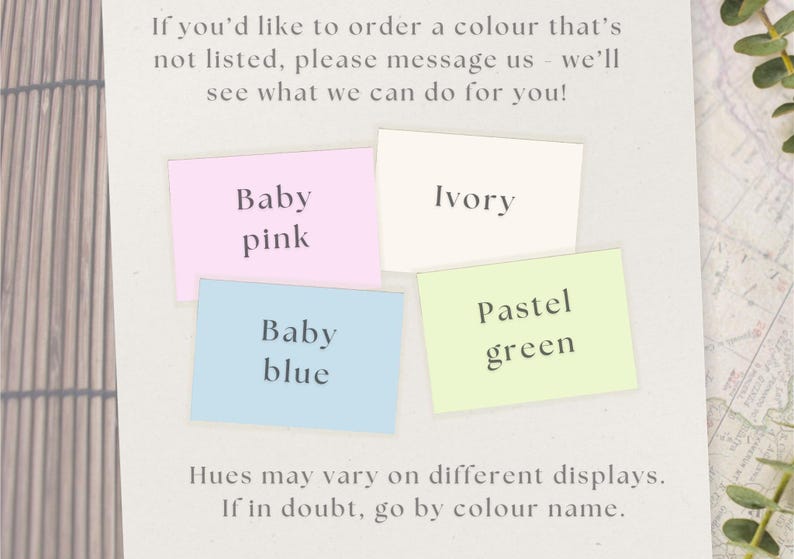 Peut inclure: L'image pr&eacute;sente quatre post-it avec des noms de couleurs : Rose b&eacute;b&eacute;, Ivoire, Bleu b&eacute;b&eacute; et Vert pastel. Le texte au-dessus conseille de contacter pour les couleurs non r&eacute;pertori&eacute;es. En dessous, il est not&eacute; que les teintes peuvent varier.