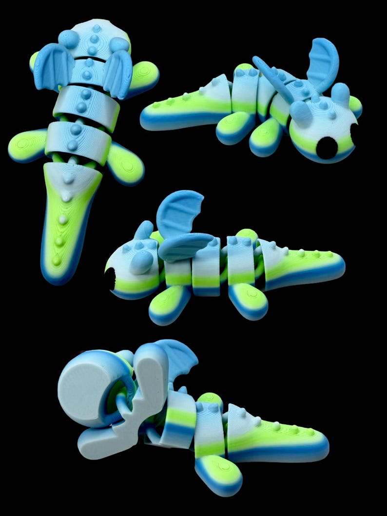 Op de afbeelding: Een verzameling gearticuleerde draakspeelgoed in verschillende poses. De draken zijn gesegmenteerd en hebben een kleurenschema van blauw, wit en neon groen. Elke draak heeft vleugels en een uniek ontwerp, met een zwarte achtergrond.