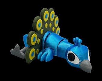 Peut inclure: Figurine de paon imprimée en 3D, dans des tons de bleu, vert, jaune, gris et noir. Le paon a une queue, un corps et une tête détaillés avec un bec. La figurine est posée sur un fond noir.