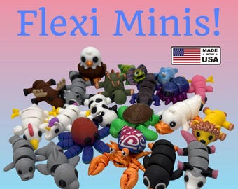 Peut inclure: Une collection de figurines de mini-animaux flexibles et colorées, dont un hibou, une tortue et un crabe. Le texte "Flexi Minis!" est affiché au-dessus des figurines, avec un drapeau "Made in the USA".