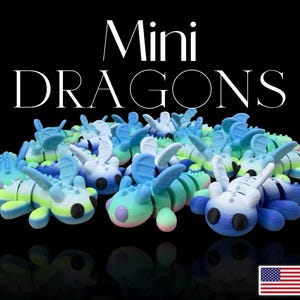 Op de afbeelding: Een verzameling kleurrijke mini-drakenfiguren in blauw, groen en wit, met de tekst "Mini Dragons" in het wit. De figuren staan op een zwarte achtergrond. Gemaakt in de VS.