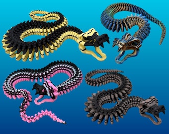 Peut inclure: Quatre jouets articulés en forme de serpent de différentes couleurs. L'un est noir et jaune, un autre bleu et bronze, un troisième rose et blanc, et le dernier gris et noir. Chaque serpent a une tête et un corps détaillés.