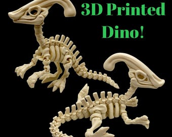 Peut inclure: Deux modèles de squelettes de dinosaures imprimés en 3D, de couleur blanc cassé, sur fond noir. Le texte vert indique "3D Printed Dino!". Les dinosaures ont une crête distinctive et sont en position de marche.