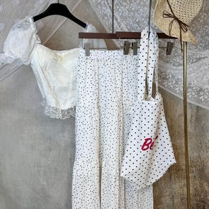 Set Franse bloemenblouse met stippen rok - zomeroutfit met canvas draagtas en strohoed, bijpassende Cottagecore-set voor dames