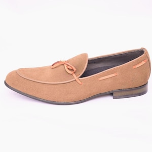 Mocassins de camurça feitos à mão: sapatos sociais masculinos sem cadarço