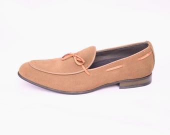 Handgemaakte suèdeleren loafers: instappers voor heren