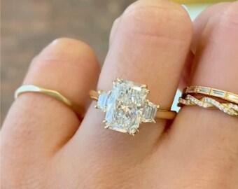 Anello di fidanzamento con diamante sintetico taglio radiante da 3 carati, pietre laterali trapezoidali, certificato IGI, anello di anniversario di grande impatto, oro massiccio.