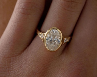 Anello di fidanzamento con diamante sintetico taglio ovale da 2 carati, incastonato a castone con dettagli, diamante sintetico o moissanite, oro massiccio, regalo di Natale.