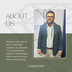 Pu&ograve; includere: Una persona con barba e occhiali indossa un blazer verde acqua scuro sopra una camicia bianca abbottonata e pantaloni chiari. L'immagine include il testo ABOUT US, un paragrafo sull'esperienza nei diamanti e il marchio CARBONTREE.
