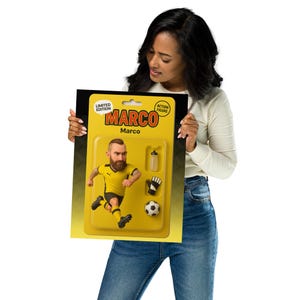 Figurify – Deine eigene Fussball-Figur als 30x40cm Druck/Poster - mit Dir selbst als Vorbild - im Trikot deines Vereins