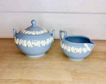 Juego de té vintage Wedgwood Queensware de jara para crema y azucarero, de gres azul jaspeado con relieve de vid.
