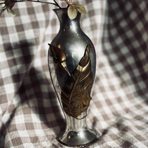 Vaso Art Nouveau francese d&#39;epoca in alluminio con rilievi floreali in ottone