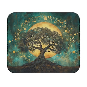 Op de afbeelding: Een vierkant decoratief item met een gestileerde boom met zichtbare wortels, tegen een gouden zon en een turquoise en gouden achtergrond. Het kunstwerk heeft een mystiek, hemels thema, met gouden accenten en een textuur.