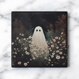 Podkładka pod kubek Ghost Floral | Straszny, słodki duch w polu stokrotek | Okrągła lub kwadratowa ceramiczna podkładka pod napój | Estetyczny wystrój domu na Halloween