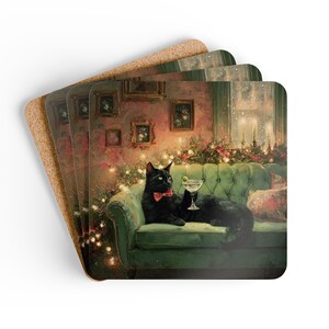 Può includere: Un set di sottobicchieri quadrati con angoli arrotondati e retro in sughero. La superficie superiore presenta un'illustrazione stampata di un gatto nero con papillon rosso, sdraiato su un divano verde trapuntato mentre tiene un bicchiere.