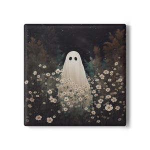 Podkładka pod kubek Ghost Floral | Straszny, słodki duch w polu stokrotek | Okrągła lub kwadratowa ceramiczna podkładka pod napój | Estetyczny wystrój domu na Halloween