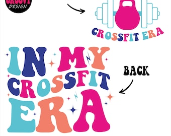 Può includere: Un design grafico colorato con il testo "In My CrossFit Era" in stile retrò. Il design presenta un manubrio rosa con un kettlebell rosa al centro. Il testo "Pocket" e "Back" sono inclusi anche nel design.